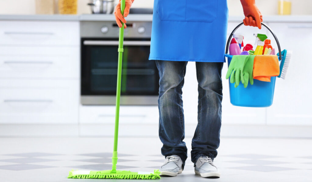 Why-you-should-you-hire-professional-cleaning-services-while-moving-out